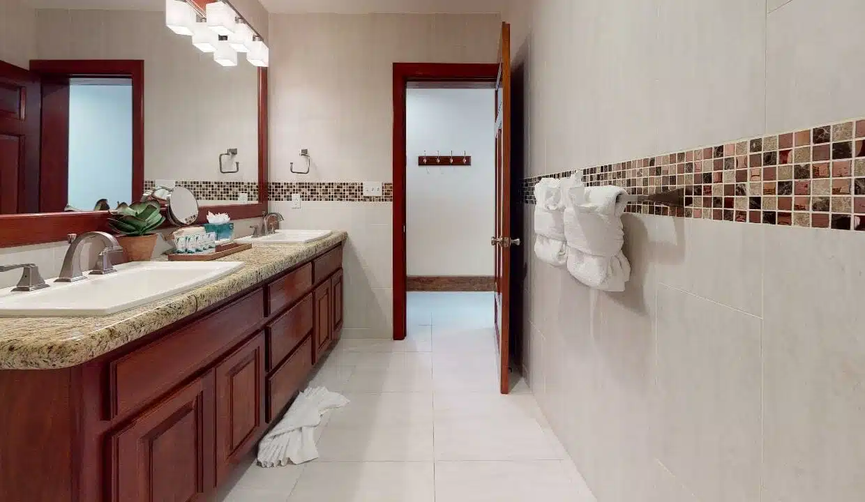 Grand-Caribe-Ocean-Front-Deluxe-BVS22-Bathroom