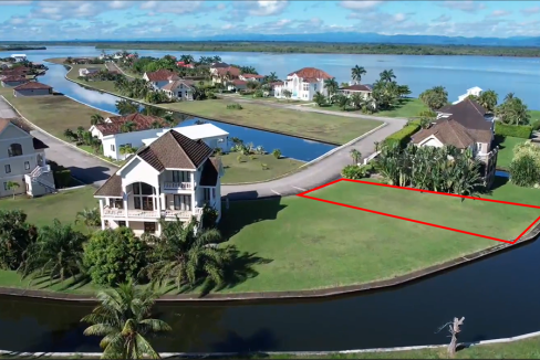 3-spacious-lot-in-the-heart-of-placencia