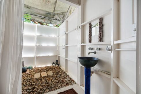 025-Feathers-Guesthouse-San-Pedro-1024x683