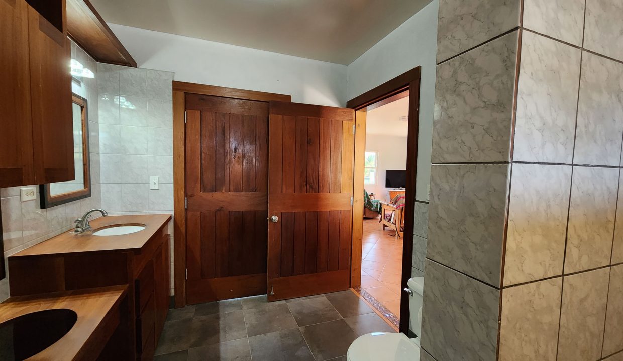 Groundfloor-Bathroom