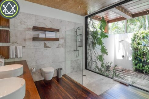 PH0040-bathroom-and-outdoor-shower-scaled-1170x600-c-center