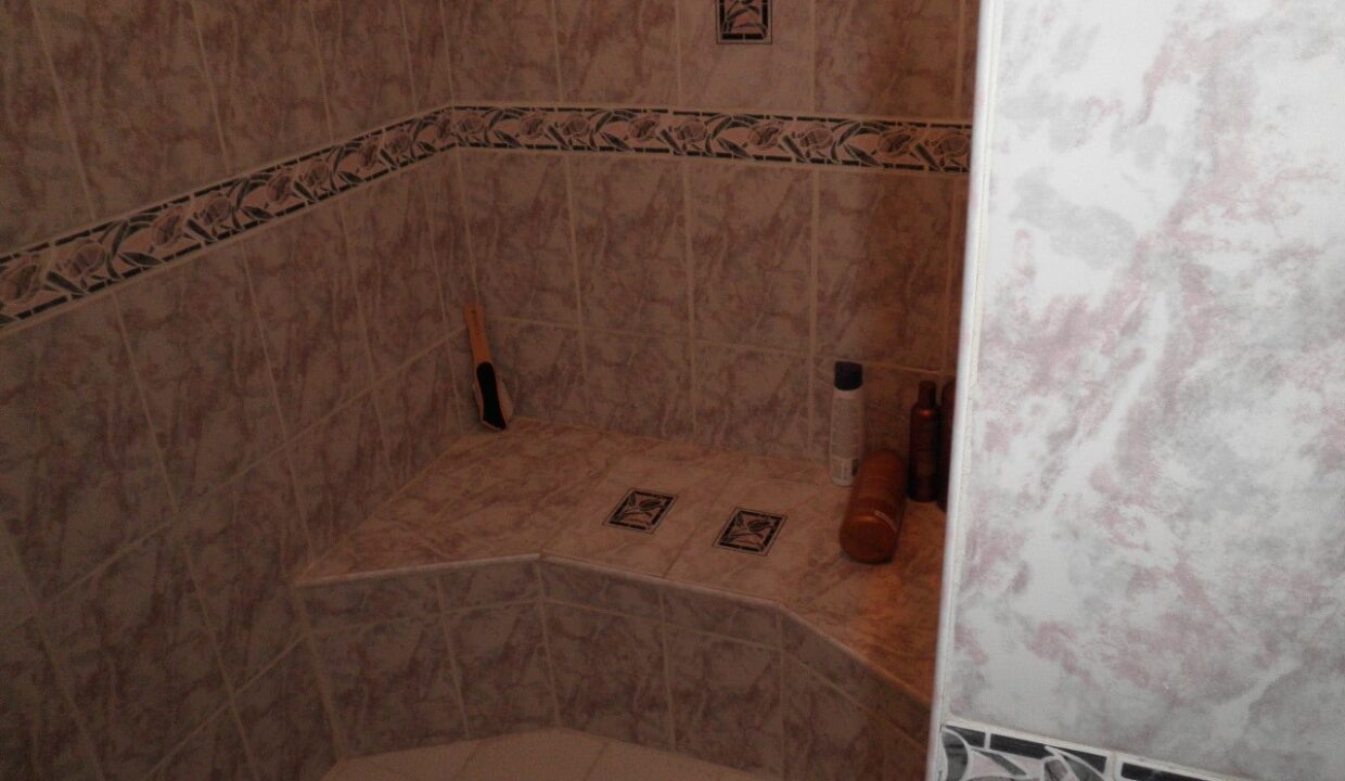 INTERIORHOUSEBATHROOMSHOWERSEAT28129_copy_1280x960