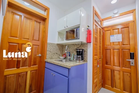 4.-F103-kitchenette