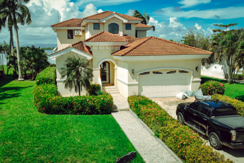 7stunning-2-story-waterfront-villa