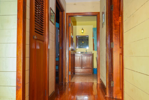 8.-tortuga-hallway