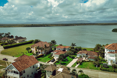 9-stunning-2-story-waterfront-villa