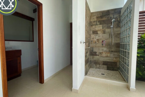 PH0043-outdoor-pool-shower-1740x960-c-center