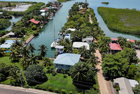 1-canal-home-in-Placencia-village