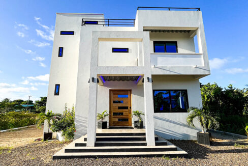 1-modern-house-in-placencia