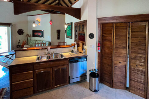 10-canal-home-in-Placencia-village