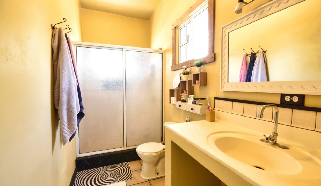 100011445067-bathroom1