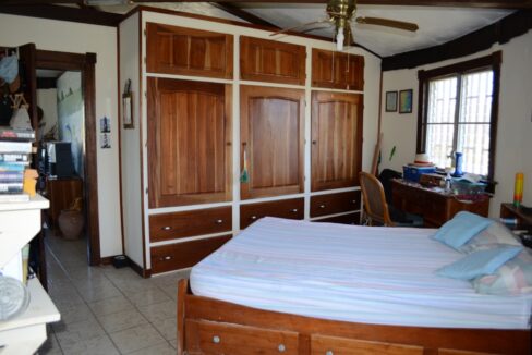 1022_6bedroom1