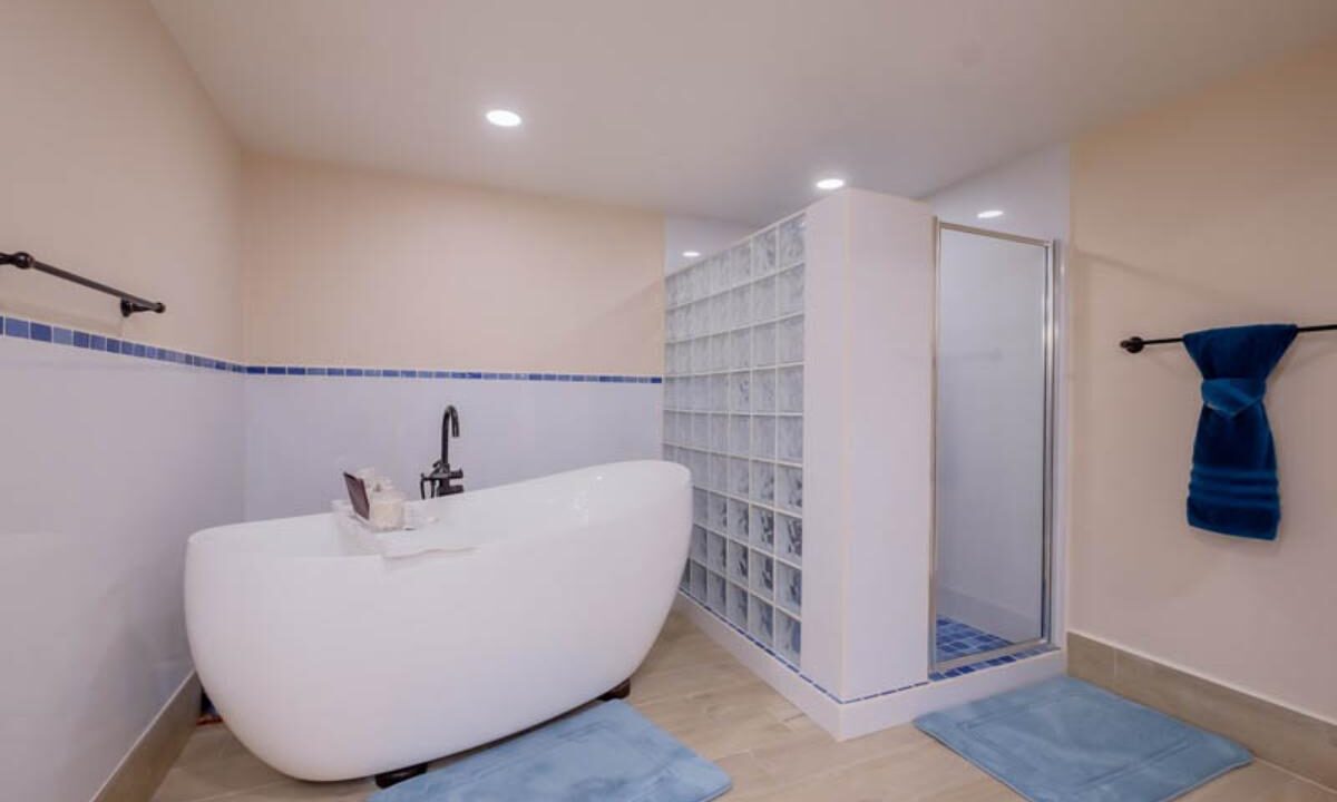 16-Coconuts-Penthouse-sale-Master-Tub