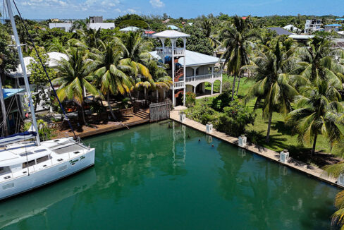 3-canal-home-in-Placencia-village