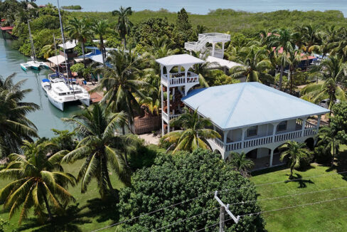 5-canal-home-in-Placencia-village