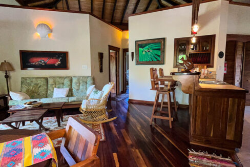 8-canal-home-in-Placencia-village