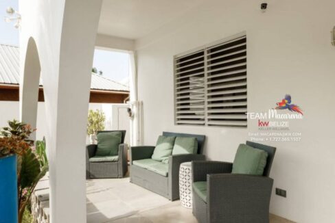 Beautifully-Furnished-Waterfront-Home-16-1170x785