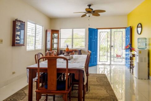 Beautifully-Furnished-Waterfront-Home-17-1170x785