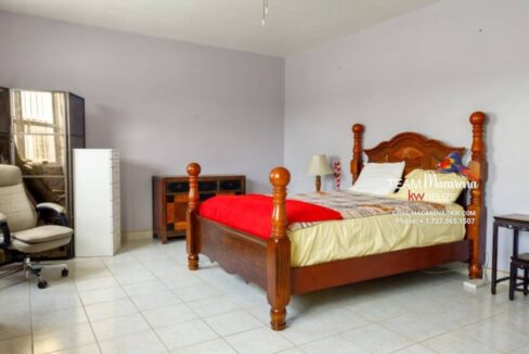 Beautifully-Furnished-Waterfront-Home-18-1170x785