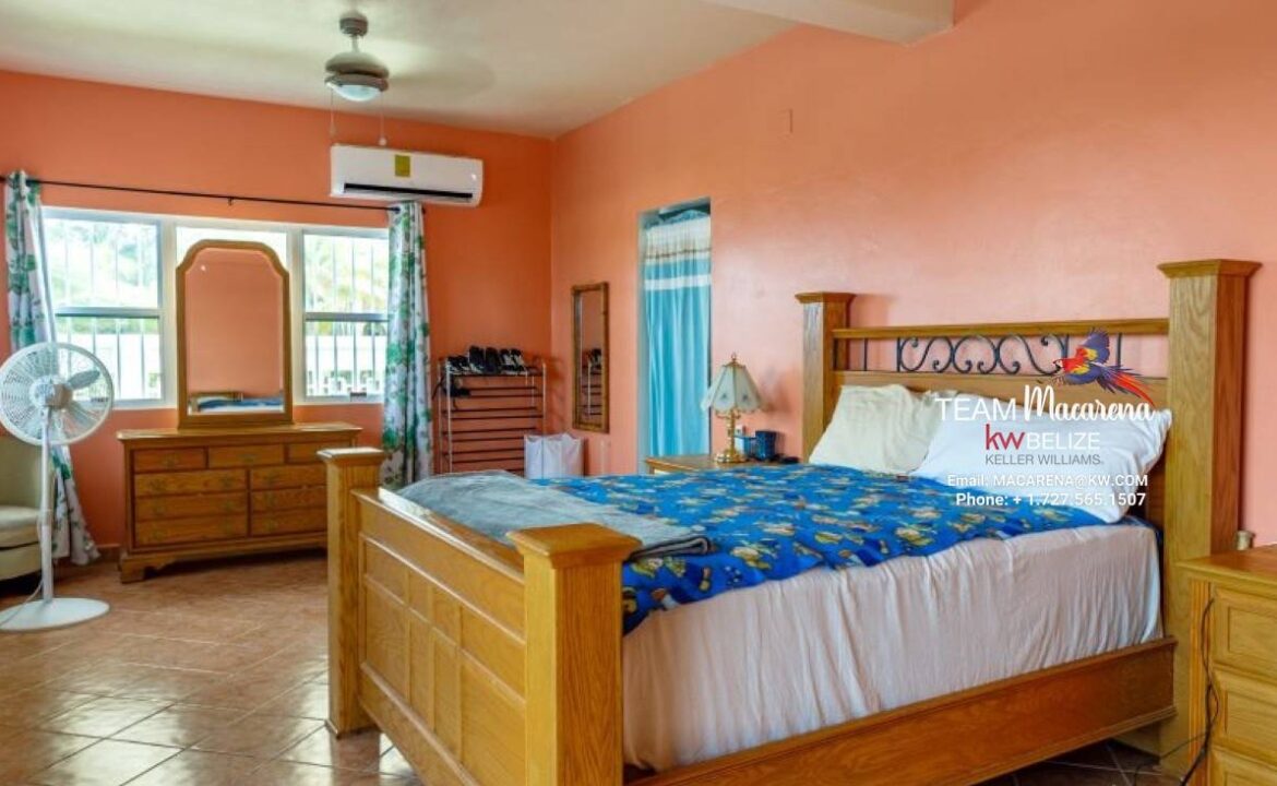 Beautifully-Furnished-Waterfront-Home-22-1170x785