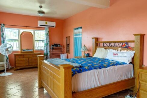 Beautifully-Furnished-Waterfront-Home-22-1170x785