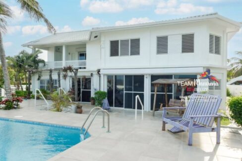 Beautifully-Furnished-Waterfront-Home-23-1170x785