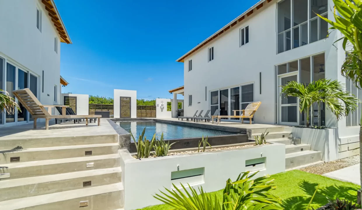 Cpurt-Yard-and-Pool-House-2-Arkell-scaled