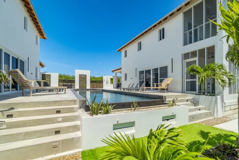 Cpurt-Yard-and-Pool-House-2-Arkell-scaled
