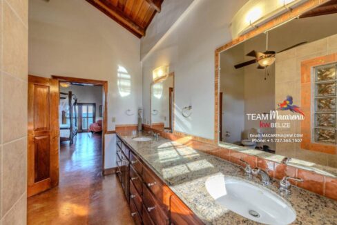 Stunning-Beachfront-House-Sitte-Point7-1170x785