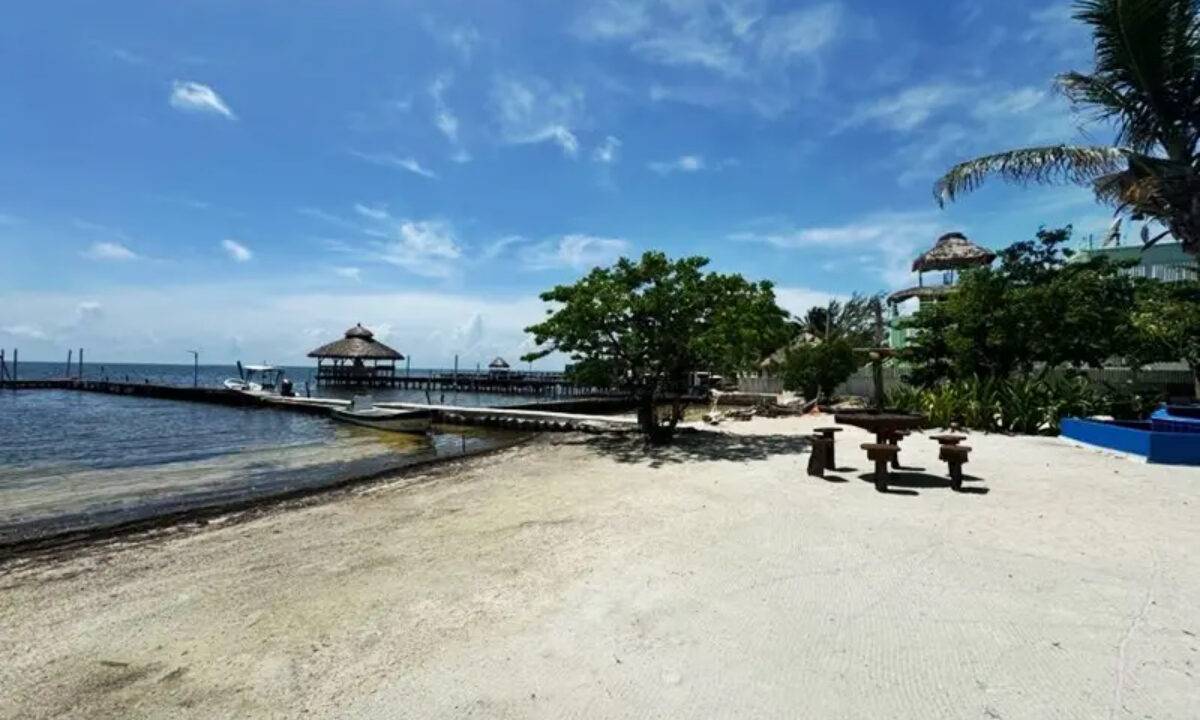 rustic_beachfront_retreat006_caye_caulker_belize