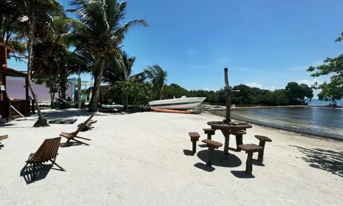 rustic_beachfront_retreat013_caye_caulker_belize