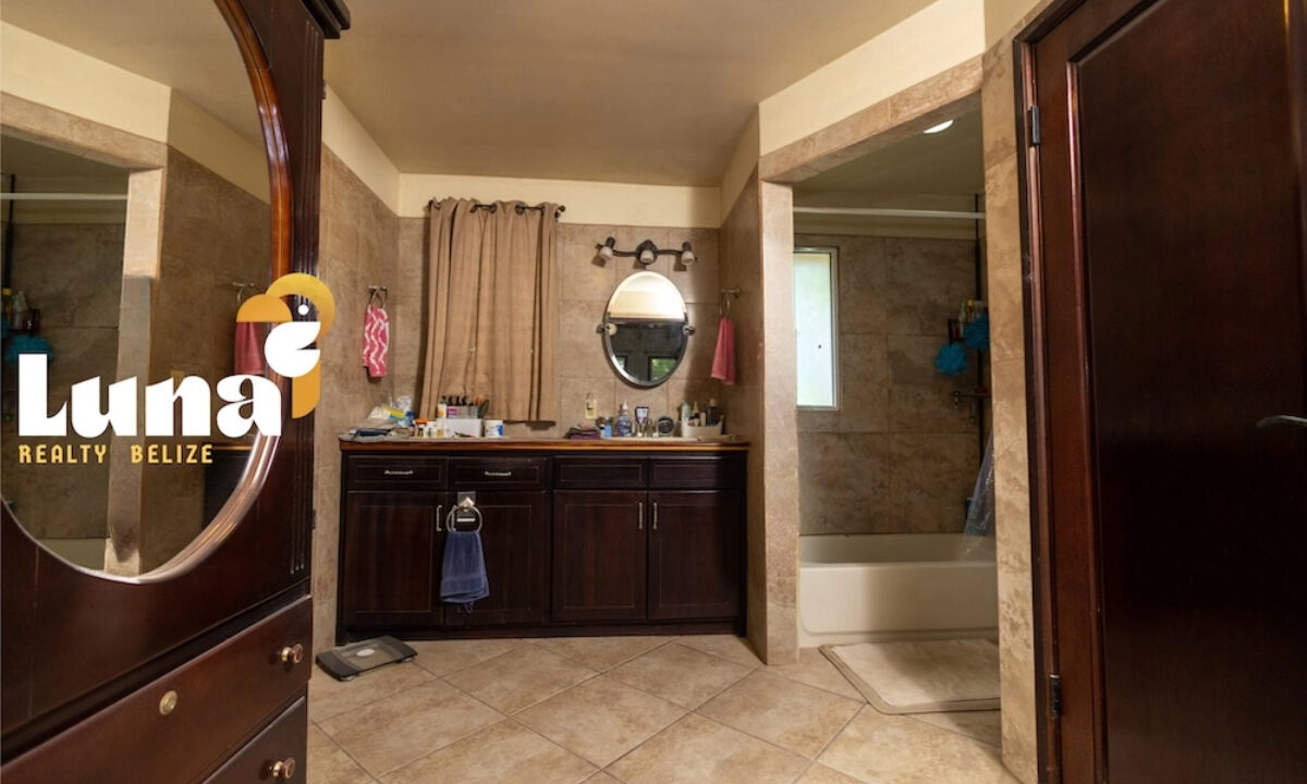21.-keener-upstairs-bathroom