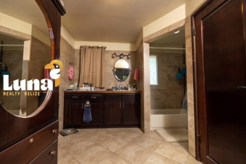 21.-keener-upstairs-bathroom