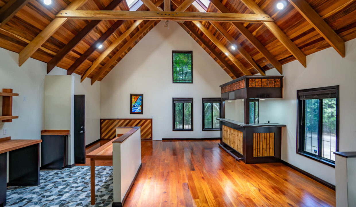 3020Acre20Eco20Retreat20with20Cave20Hummingbird20Highway2011