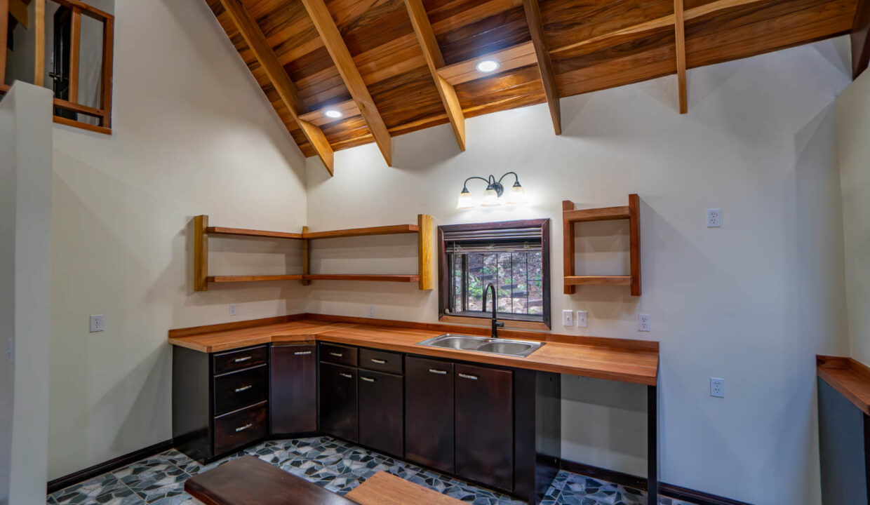 3020Acre20Eco20Retreat20with20Cave20Hummingbird20Highway2014