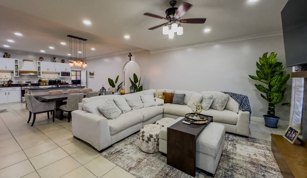 Four20Bedroom20Hillview20Home20Santa20Elena20Cayo2013