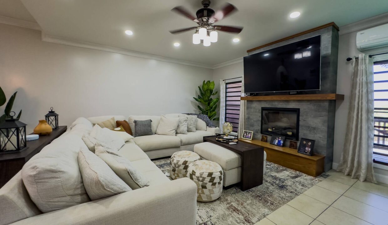 Four20Bedroom20Hillview20Home20Santa20Elena20Cayo2014