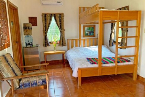 PB0004-Mariposa-Jungle-Lodge-Tree-House-room-family-bunk-bed-800x0-c-center