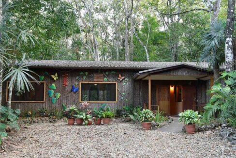 PB0004-Mariposa-Main-Lodge-800x0-c-center