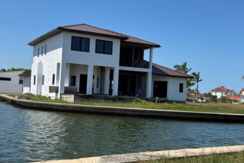 PH0002-exterior-and-canal-view--800x0-c-center
