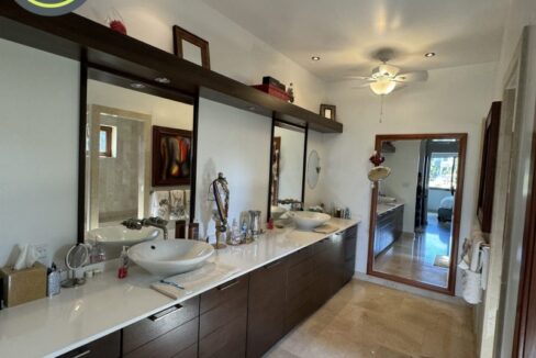 PH0009-Ensuite-Bathroom-scaled-800x0-c-center