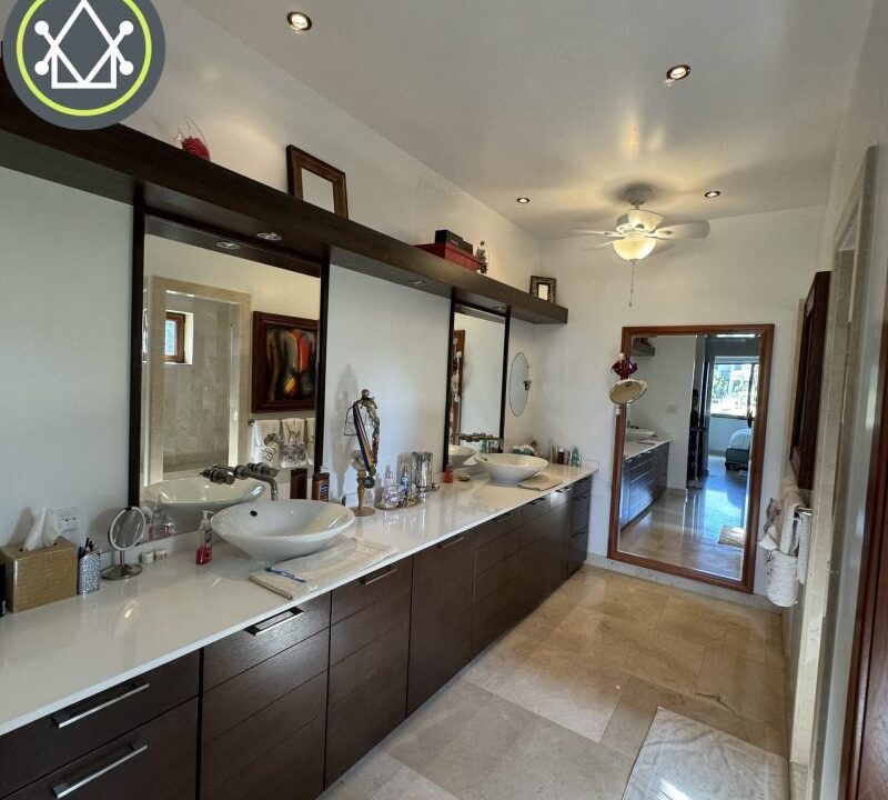 PH0009-Ensuite-Bathroom-scaled-800x0-c-center