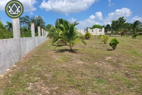 PH0051-fully-Fenced-yard-800x0-c-center