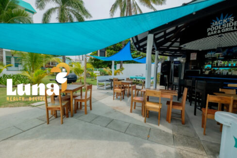 15.-poolside-bar-and-grill-at-Grand-Baymen-1170x785