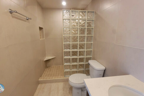 bathroom-coconuts-caribe-condo-sale-belize