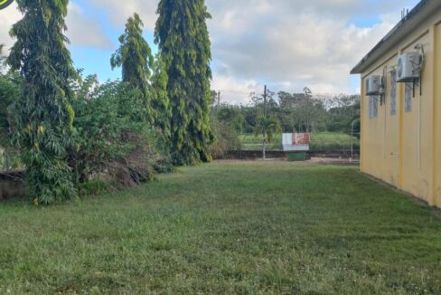 Spacious-yard-hope-creek-1170x600-c-center