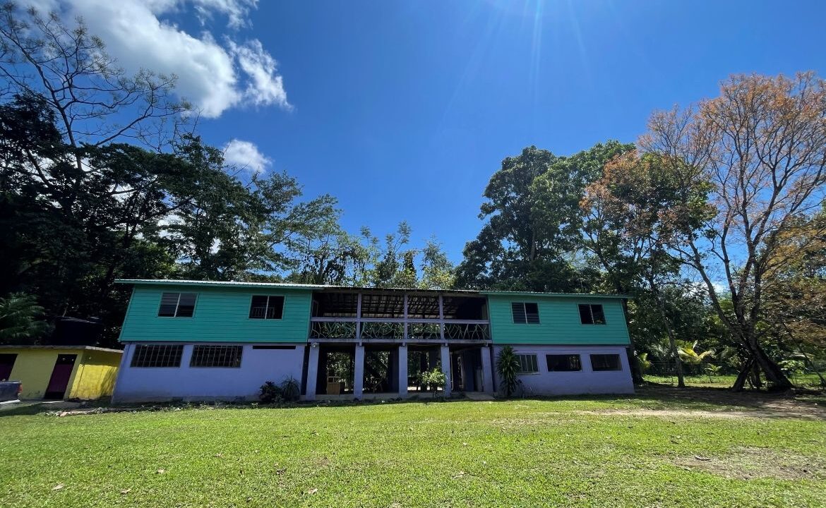 04-BUNKHOUSE-HOSTEL-FACADE-02