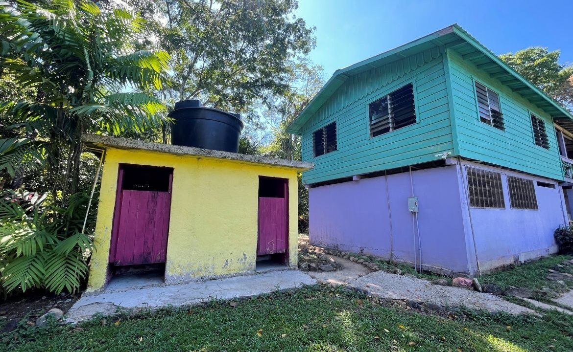 05-BUNKHOUSE-HOSTEL-SHOWERS