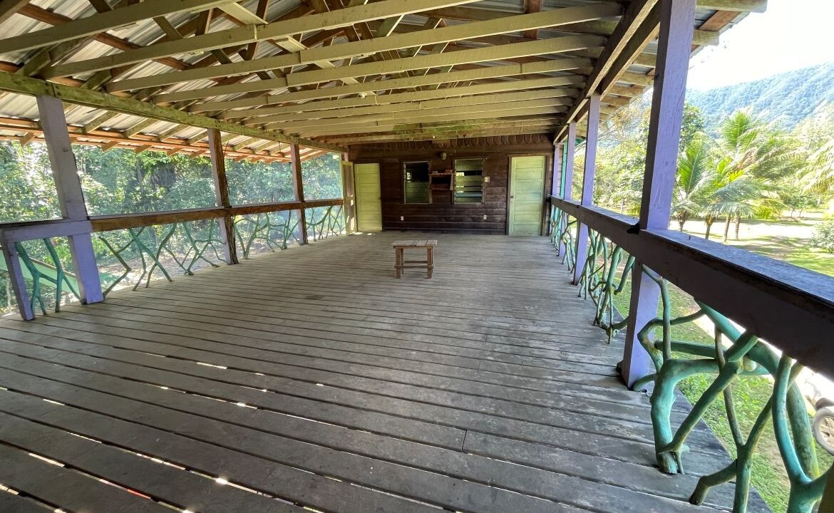 10-BUNKHOUSE-HOSTEL-DORM-TERRACE-01