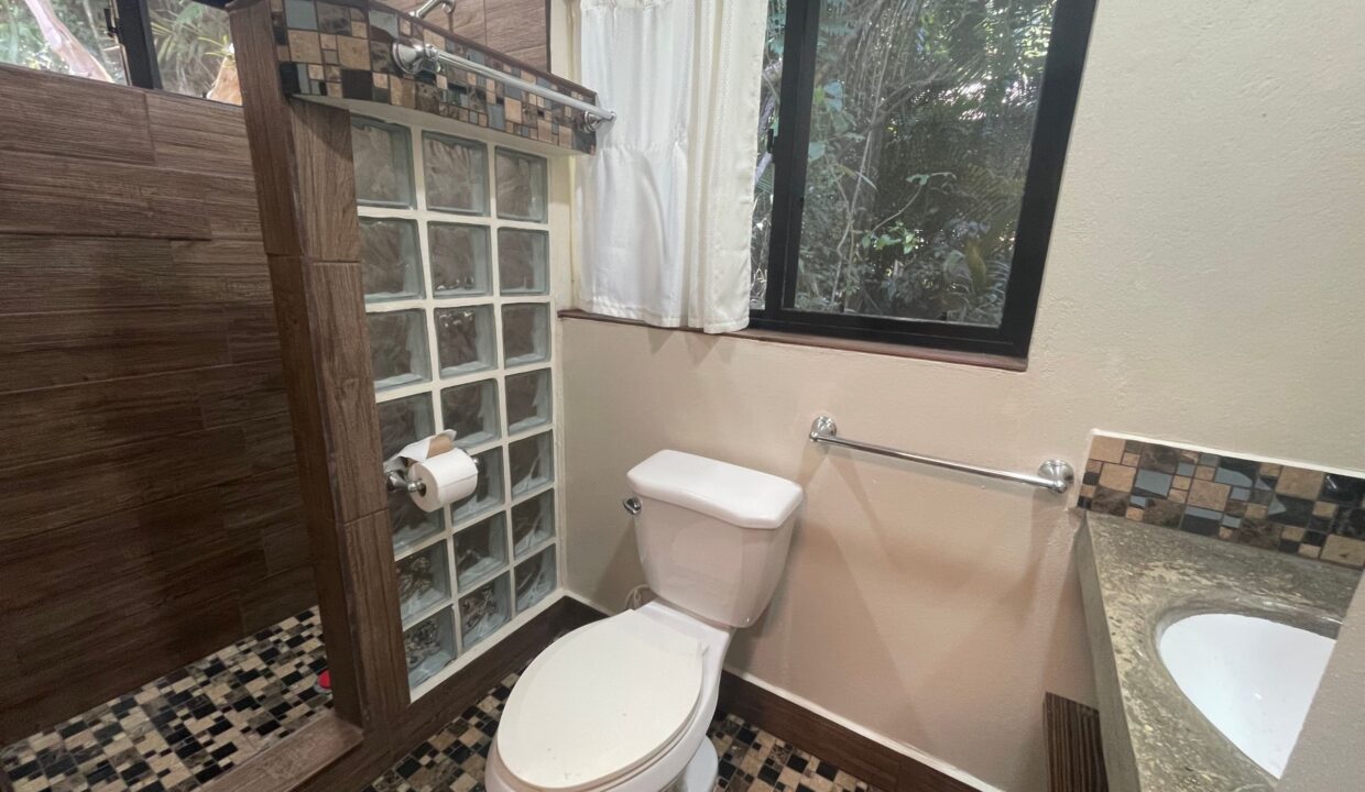 24-PR-H111-BATHROOM-01-scaled